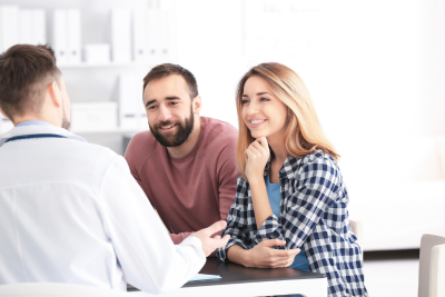 Couple consulting an expert on the best FEHB plans.